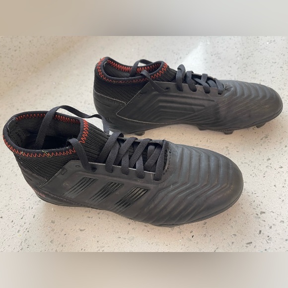 Boys Adidas Predators Sz 2.5 soccer cleats - Picture 5 of 6